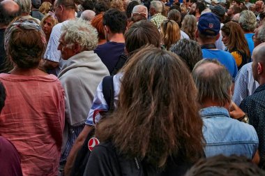 Berlin, Almanya - 28 Haziran 2019: Berlin Kreuzberg bölgesinde çok sayıda insanla çok kültürlü sokak festivali.