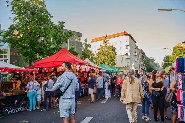 ドイツ ベルリン 2019年6月28日 ベルリンのクロイツベルク地区の多くの人々との多文化ストリートフェスティバル — ストック写真