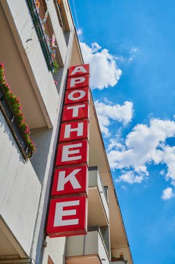 Berlin, Almanya - 14 Temmuz 2020: Berlin, Almanya 'da küçük bir alışveriş caddesinde bir eczane için iş tabelası.
