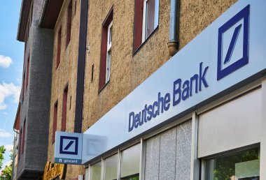 Berlin, Almanya - 14 Temmuz 2020: Berlin, Almanya 'da küçük bir alışveriş caddesinde bir banka için iş tabelası.