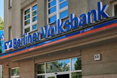 Berlin, Almanya - 14 Temmuz 2020: Berlin, Almanya 'da küçük bir alışveriş caddesinde bir banka için iş tabelası.