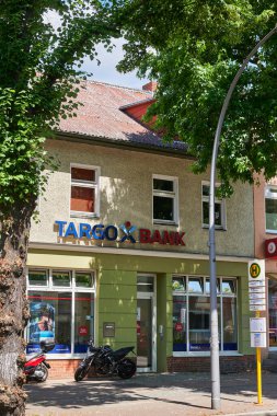 Berlin, Almanya - 14 Temmuz 2020: Berlin, Almanya 'da küçük bir alışveriş caddesinde bir banka.