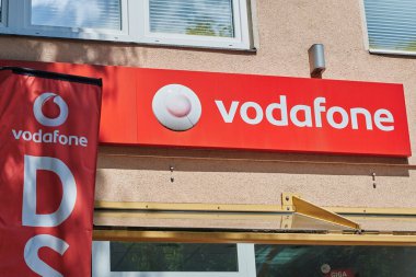 Berlin, Almanya - 14 Temmuz 2020: Berlin, Almanya 'da küçük bir alışveriş caddesinde bir telefon ve internet mağazası için iş tabelası.