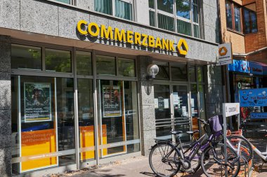 Berlin, Almanya - 14 Temmuz 2020: Berlin, Almanya 'da küçük bir alışveriş caddesinde bir banka.