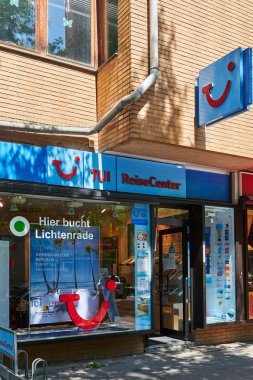 Berlin, Almanya - 14 Temmuz 2020: Berlin, Almanya 'da küçük bir alışveriş caddesinde seyahat acentesi.