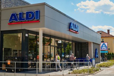 Berlin, Almanya - 14 Temmuz 2020: Berlin, Almanya 'da küçük bir alışveriş caddesinde süpermarket.