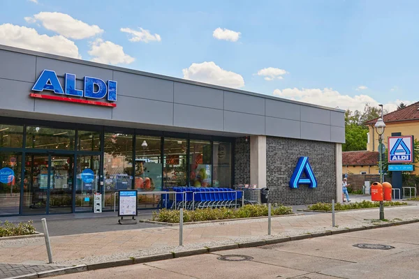 Berlin, Almanya - 14 Temmuz 2020: Berlin, Almanya 'da küçük bir alışveriş caddesinde süpermarket.