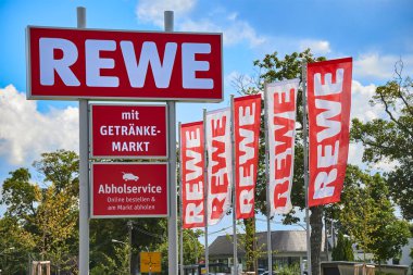 Grossziethen, Almanya - 18 Temmuz 2020: Berlin, Almanya 'nın kaynak alan kırsalındaki süpermarket.