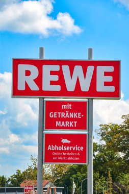 Grossziethen, Almanya - 18 Temmuz 2020: Berlin, Almanya 'nın kaynak alan kırsalındaki süpermarket.