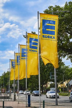 Berlin, Almanya - 19 Temmuz 2020: Berlin, Almanya 'da gıda, içecek ve ev eşyaları için bir süpermarketin bayrakları.