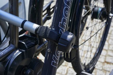 Berlin, Almanya - 8 Mayıs 2020: Bir otomobilin arkasındaki bisiklet taşıyıcısındaki bağlanma cihazının ayrıntılı görünümü.