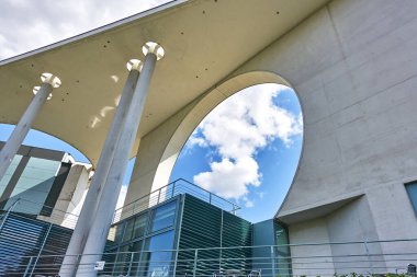 Berlin, Almanya - 14 Haziran 2020: Modern mimarinin bir kısmı Berlin, Almanya 'nın hükümet bölgesinde.