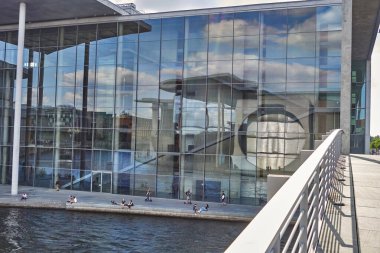 Berlin, Almanya - 14 Haziran 2020: Modern mimarinin bir kısmı Berlin, Almanya 'nın hükümet bölgesinde.