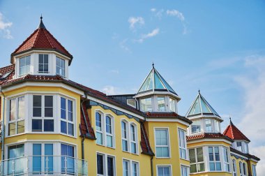 Almanya 'daki Bansin adasındaki küçük Baltık Denizi kasabasında bir evin cephesine bakın..