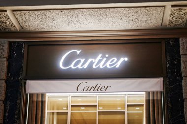 Berlin, Almanya - 16 Ağustos 2020: Berlin şehir merkezindeki Kurfrstendamm 'da lüks bir aksesuar dükkanının şirket imzasına bakın.