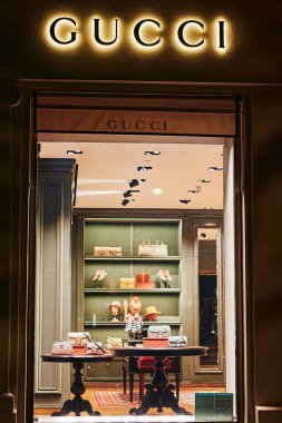 Berlin, Almanya - 16 Ağustos 2020: Berlin, Almanya 'da Kurfuerstendamm' da lüks bir aksesuar dükkanının vitrinine bakın. 