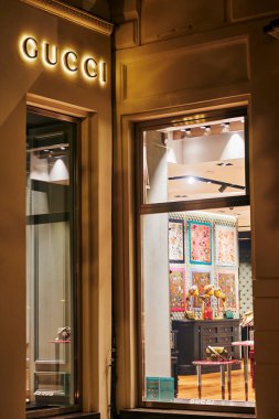 Berlin, Almanya - 16 Ağustos 2020: Berlin, Almanya 'da Kurfuerstendamm' da lüks bir aksesuar dükkanının vitrinine bakın. 