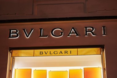 Berlin, Almanya - 16 Ağustos 2020: Berlin şehir merkezindeki Kurfrstendamm 'da lüks bir aksesuar dükkanının şirket imzasına bakın.