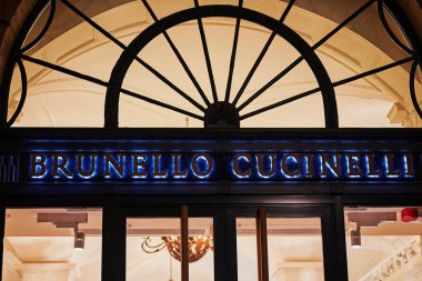 Berlin, Almanya - 16 Ağustos 2020: Berlin şehir merkezindeki Kurfrstendamm 'da lüks bir aksesuar dükkanının şirket imzasına bakın.