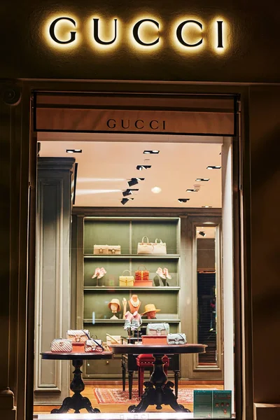 Berlin, Almanya - 16 Ağustos 2020: Berlin, Almanya 'da Kurfuerstendamm' da lüks bir aksesuar dükkanının vitrinine bakın. 