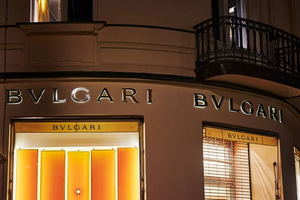 Berlin, Almanya - 16 Ağustos 2020: Berlin şehir merkezindeki Kurfrstendamm 'da lüks bir aksesuar dükkanının şirket imzasına bakın.