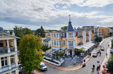 Bansin, Almanya - 12 Eylül 2019: Baltık Denizi kıyısındaki Bansin kasabasının kullanım alanı.