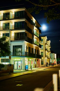 Bansin, Almanya - 13 Eylül 2019: Baltık Denizi kıyısındaki Bansin kasabasının şehir manzarasının gece görüntüsü.