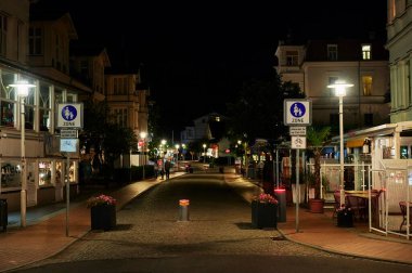 Bansin, Almanya - 13 Eylül 2019: Baltık Denizi kıyısındaki Bansin kasabasının şehir manzarasının gece görüntüsü.