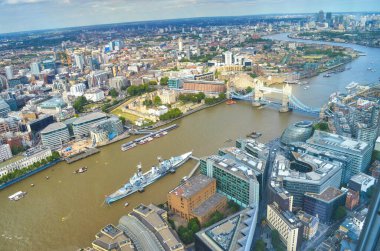 Londra, Birleşik Krallık - 1 Ağustos 2015: Thames Nehri savaş gemisi HMS Belfast ile 2. Dünya Savaşı 'na adanmış bir müze olarak.