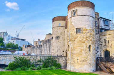 Londra, İngiltere - 1 Ağustos 2015: Alacakaranlıkta Londra Kulesi 'nin bazı kısımlarına bakın.