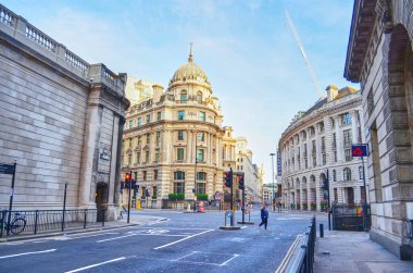Londra, İngiltere - 1 Ağustos 2015: Alacakaranlıkta tarihi binaları olan Londra 'nın banka bölgesinde bir sokak köşesi.