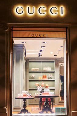 Berlin, Almanya - 16 Ağustos 2020: Berlin şehir merkezinde bulunan Kurfuerstendamm 'da lüks bir aksesuar dükkanının vitrinine bakın. Odak arka planda yatıyor..