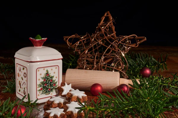Weihnachtsszene Mit Zimtsternen Nudelholz Einer Keramikkeksdose Und Anderem Weihnachtsschmuck Auf — Stockfoto