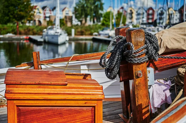Almanya 'nın Greifswald kentinde demirlemiş tarihi bir yelkenlinin detayları..