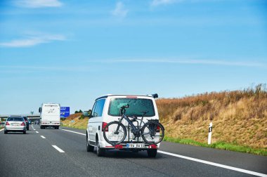 20. Otoyol, Almanya - 30 Ağustos 2020: Otoyoldaki 20 numaralı otomobil kıç tarafına bir bisiklet monte edilmiş..