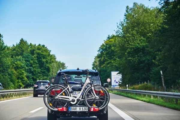 Dálnice Německo Srpna 2020 Auto Dálnici Nosičem Kol Připevněným Zádi — Stock fotografie