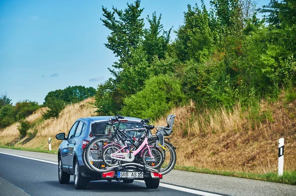 Dálnice Německo Srpna 2020 Auto Dálnici Nosičem Kol Připevněným Zádi — Stock fotografie