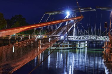 Greifswald, Almanya - 30 Ağustos 2020: Tarihi asma köprüyle Greifswald yelken limanının manzarası.