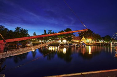 Greifswald, Almanya - 30 Ağustos 2020: Mavi saatte yansıyan ışıklarla Greifswald yelken limanının manzarası.