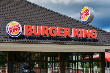 Greifswald, Almanya - 31 Ağustos 2020: Almanya 'da bir fast food zincirinin inşası ve logosu.