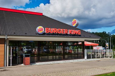 Greifswald, Almanya - 31 Ağustos 2020: Almanya 'da bir fast food zincirinin inşası ve logosu.