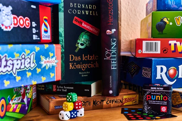 Berlim Alemanha Setembro 2020 Livros Muitos Pacotes Diferentes Jogos Tabuleiro — Fotografia de Stock