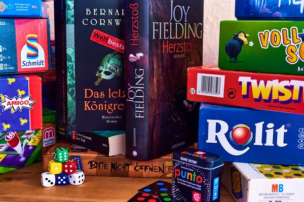 Berlin Deutschland September 2020 Bücher Und Viele Verschiedene Brettspiele — Stockfoto