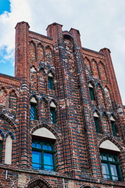 Almanya 'nın Greifswald kentinin tarihi pazar meydanında cepheler..