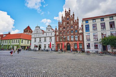 Greifswald, Almanya - 31 Ağustos 2020: Almanya 'nın Greifswald kentinin tarihi pazar meydanı. 