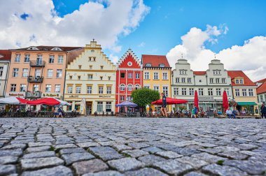 Greifswald, Almanya - 31 Ağustos 2020: Almanya 'nın Greifswald kentinin tarihi pazar meydanı. 