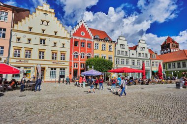 Greifswald, Almanya - 31 Ağustos 2020: Almanya 'nın Greifswald kentinin tarihi pazar meydanı. 