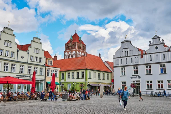 Greifswald, Almanya - 31 Ağustos 2020: Almanya 'nın Greifswald kentinin tarihi pazar meydanı. 