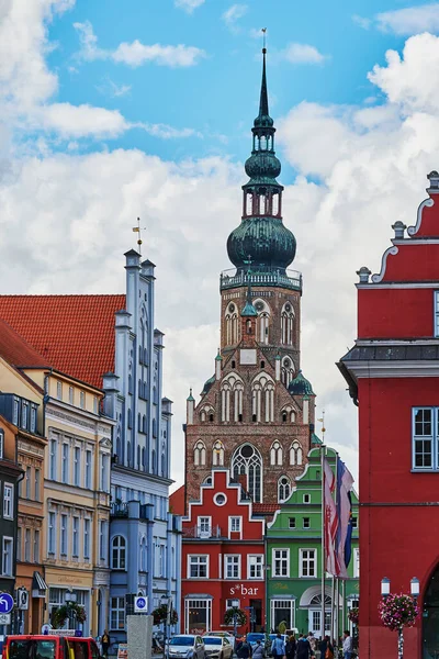 Greifswald, Almanya - 31 Ağustos 2020: Almanya 'nın Greifswald kentinin tarihi pazar meydanı. 