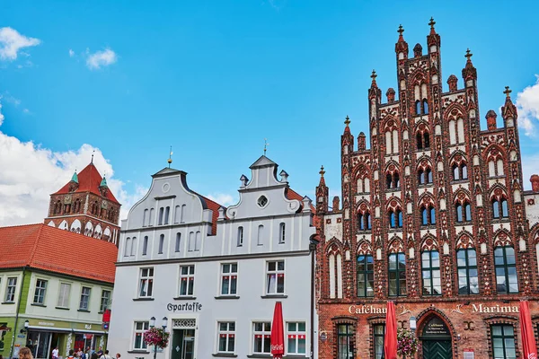 Greifswald, Almanya - 31 Ağustos 2020: Almanya 'nın Greifswald kentinin tarihi pazar meydanı. 
